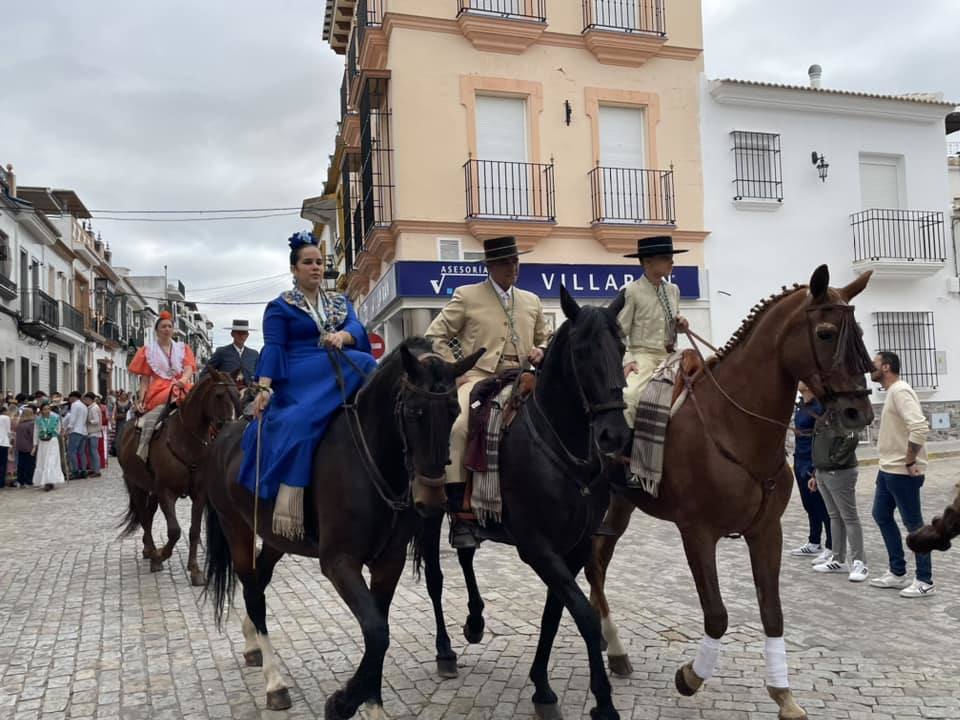 El simpecado blanco de la Hermandad del Rocío de Bollullos camina bien arropado hacia la aldea