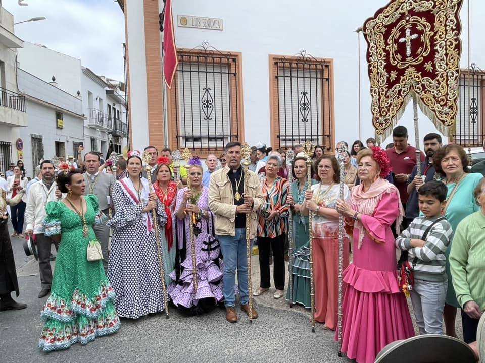 El simpecado blanco de la Hermandad del Rocío de Bollullos camina bien arropado hacia la aldea