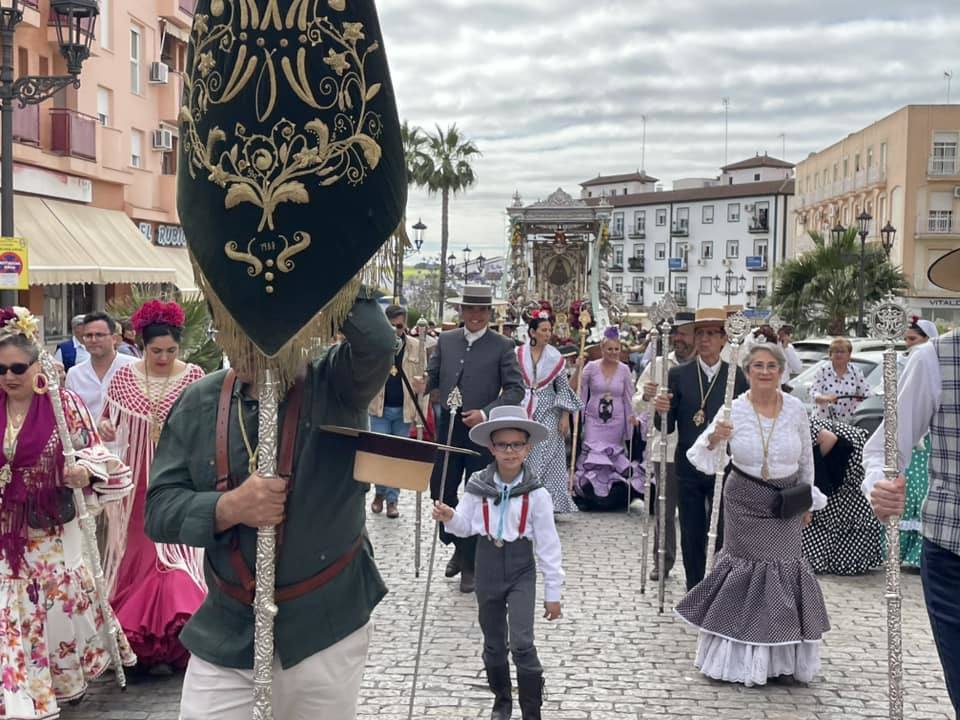 El simpecado blanco de la Hermandad del Rocío de Bollullos camina bien arropado hacia la aldea