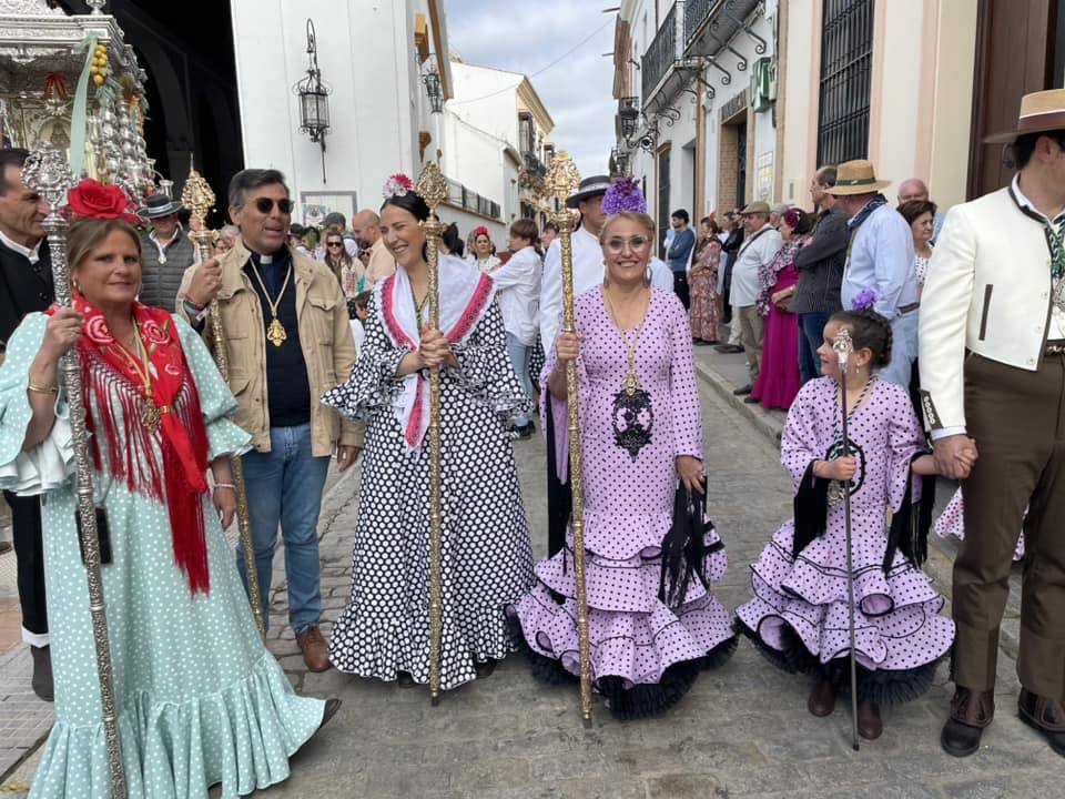 El simpecado blanco de la Hermandad del Rocío de Bollullos camina bien arropado hacia la aldea