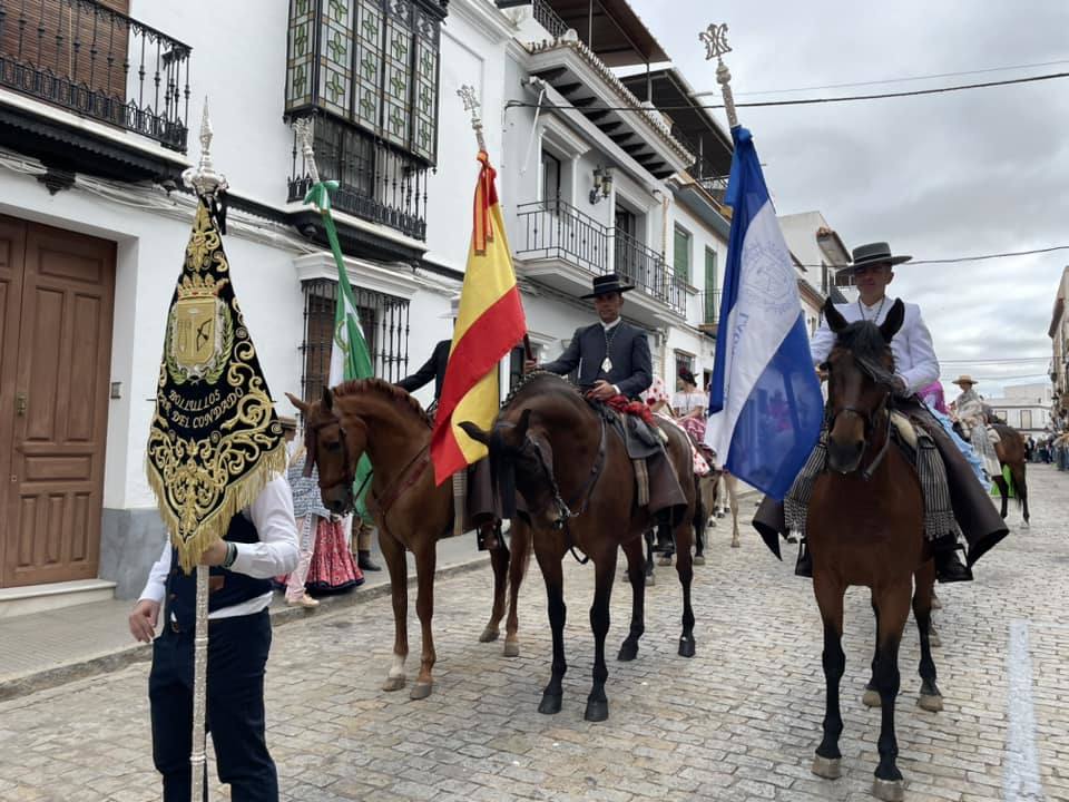 El simpecado blanco de la Hermandad del Rocío de Bollullos camina bien arropado hacia la aldea