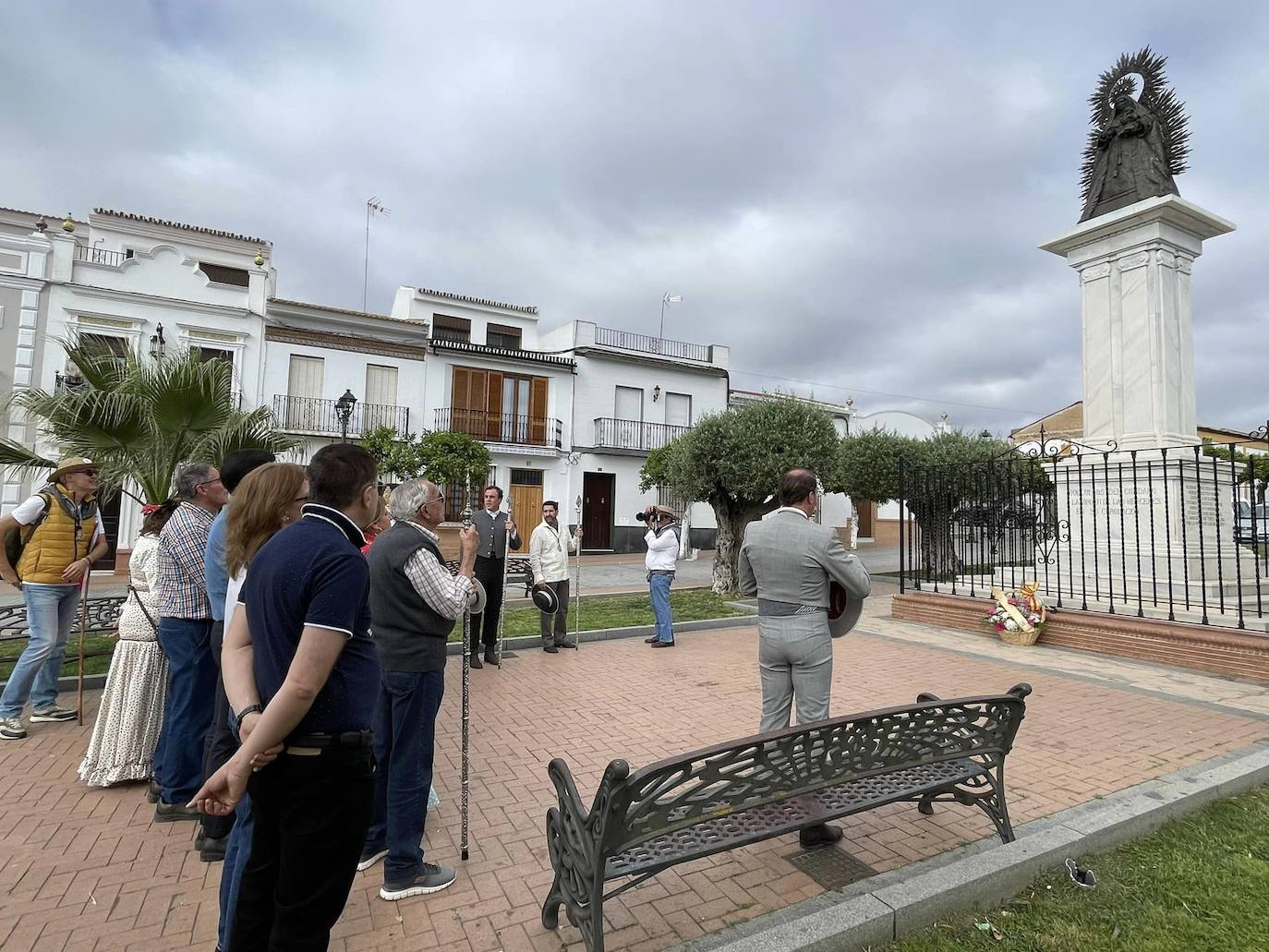 El simpecado blanco de la Hermandad del Rocío de Bollullos camina bien arropado hacia la aldea