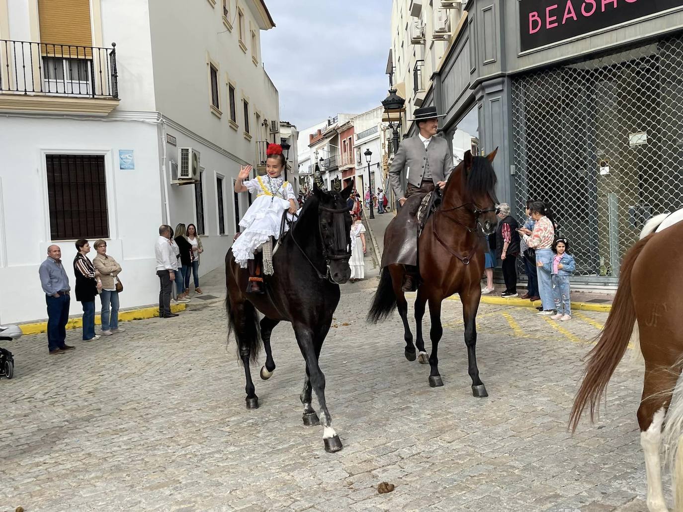 El simpecado blanco de la Hermandad del Rocío de Bollullos camina bien arropado hacia la aldea