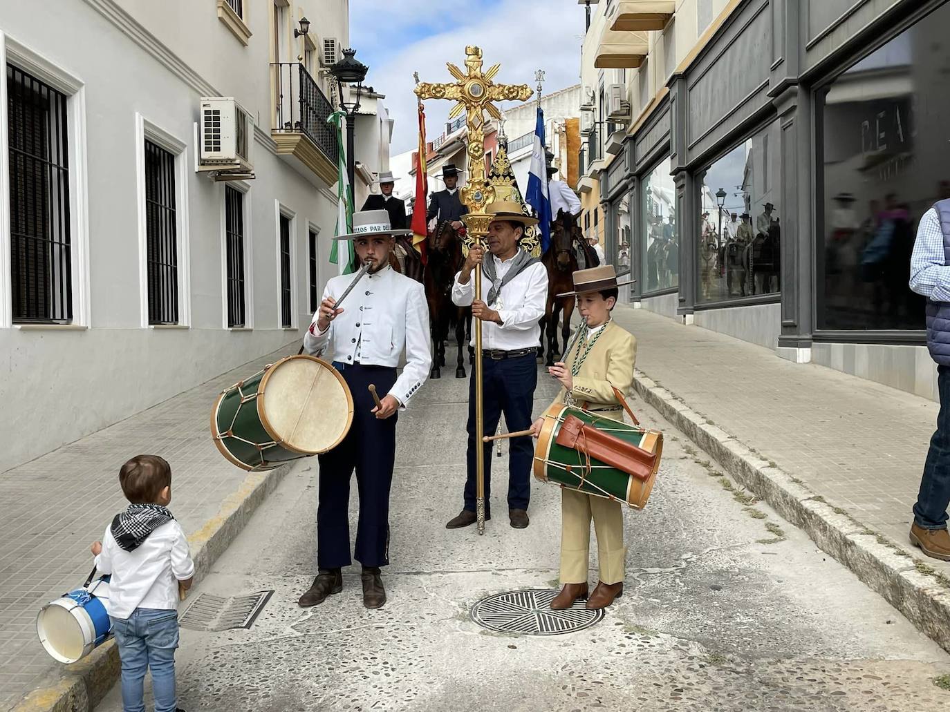 El simpecado blanco de la Hermandad del Rocío de Bollullos camina bien arropado hacia la aldea