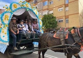 Cantes y bailes han acompañado el discurrir de la hermandad de Huelva por las calles de la ciudad