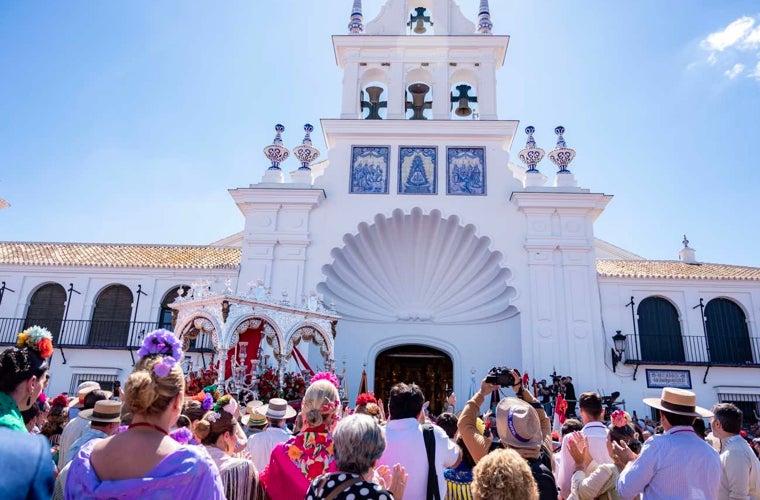 La Virgen del Rocío recibe a todas sus filiales en la aldea