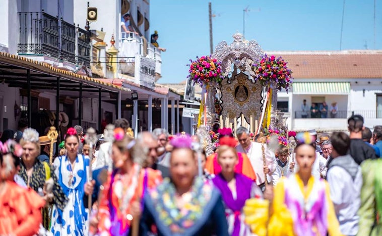 Imagen principal - Magnífica jornada rociera la vivida este sábado en la aldea almonteña, donde las hermandades lucieron sus mejores galas para presentarse ante la Matriz, como la de Hinojos, sobre estas líneas. Tampoco faltó la nota de color que pusieron personajes populares como César Cadaval, un fijo con Triana.