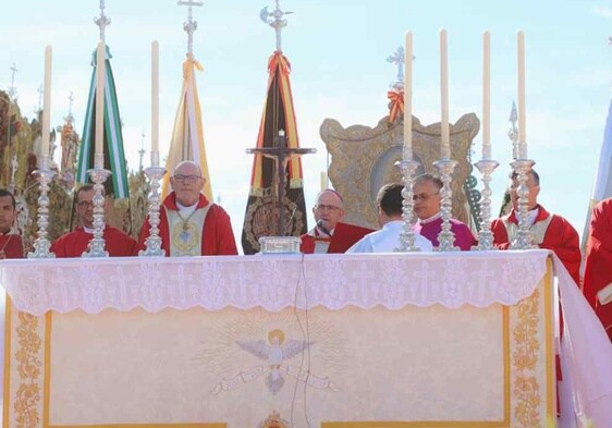 El obispo preside la Solemne Misa Pontifical