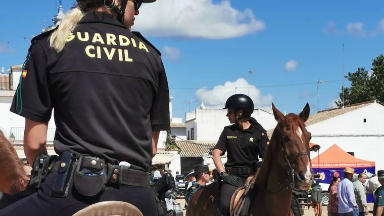 Guardias civiles montados a caballo