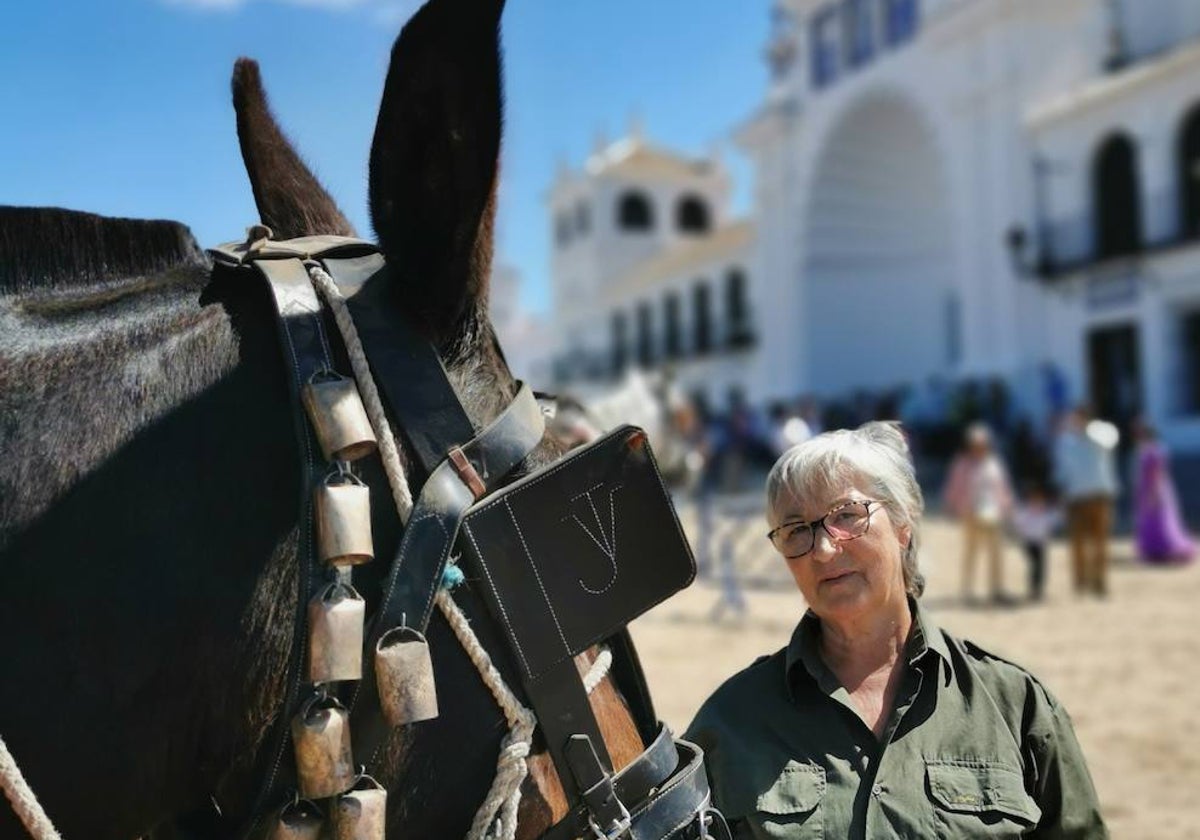 Miembro de colectivo 'Mujeres por por Doñana', junto a un equino en El Rocío