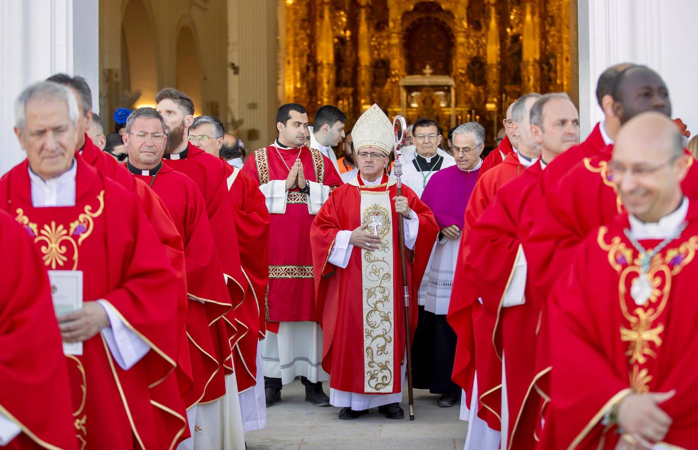 La misa pontifical del Rocío 2024, en imágenes