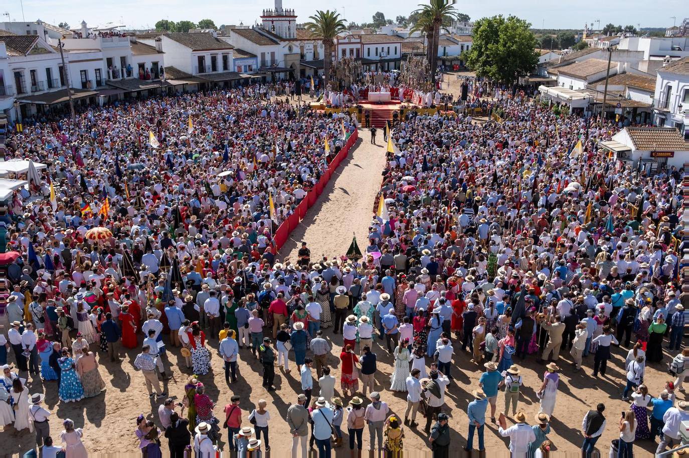 La misa pontifical del Rocío 2024, en imágenes