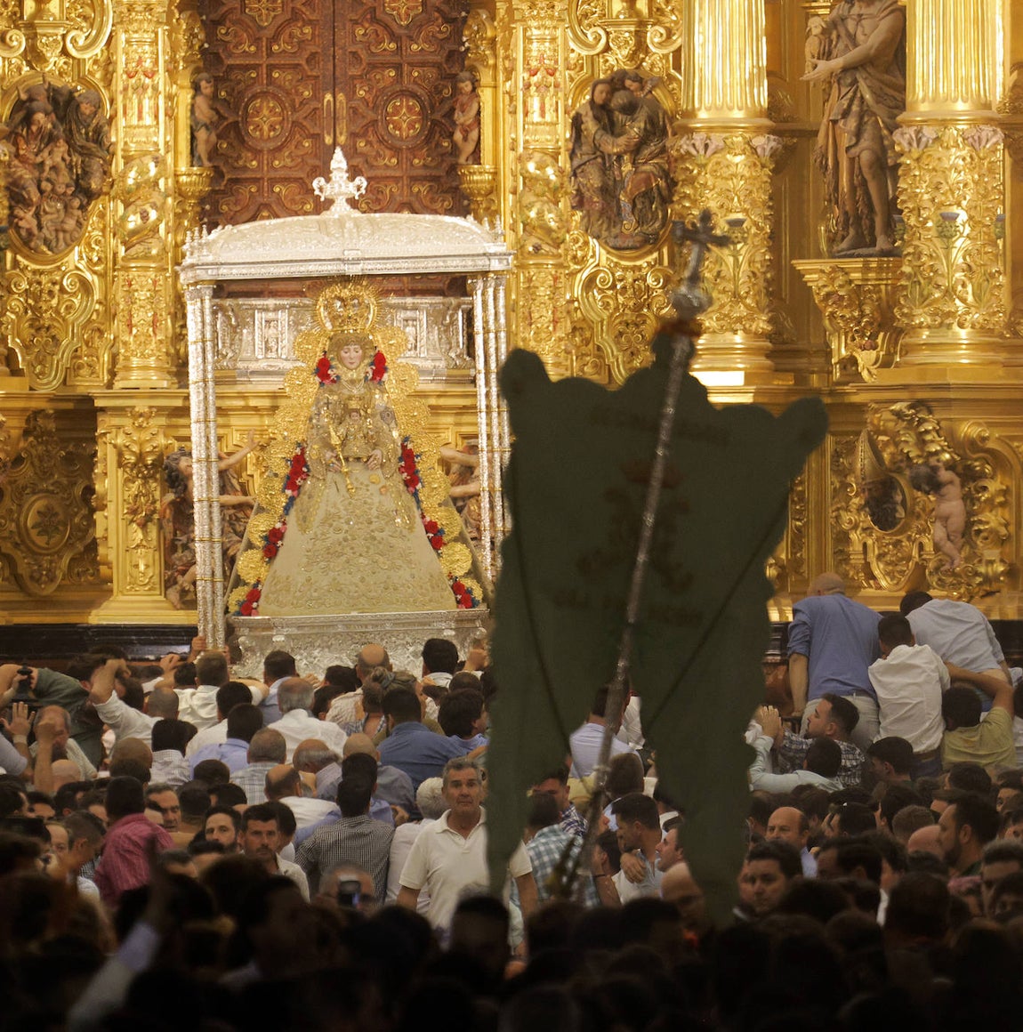 El salto de la reja 2024 y la salida de la Virgen, en imágenes
