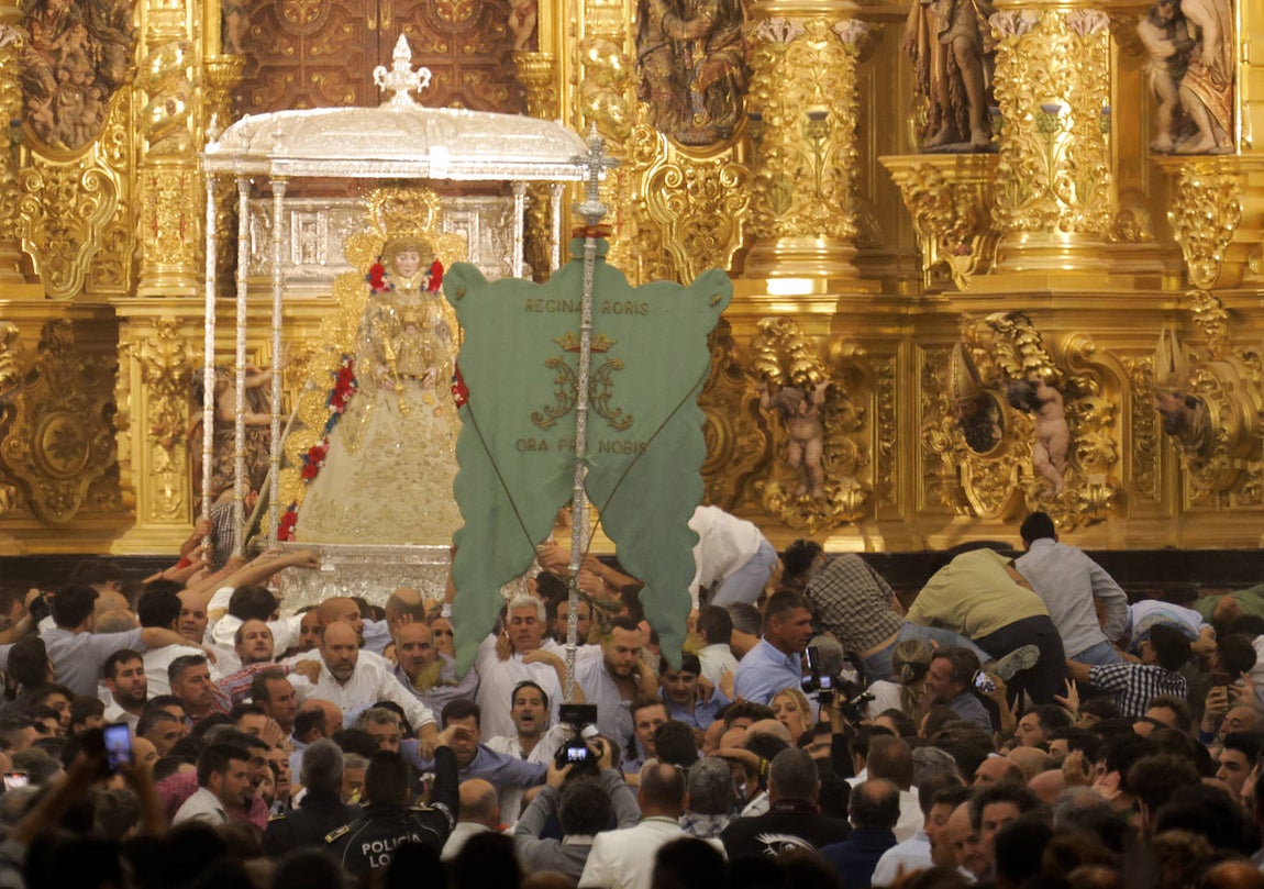 El salto de la reja 2024 y la salida de la Virgen, en imágenes
