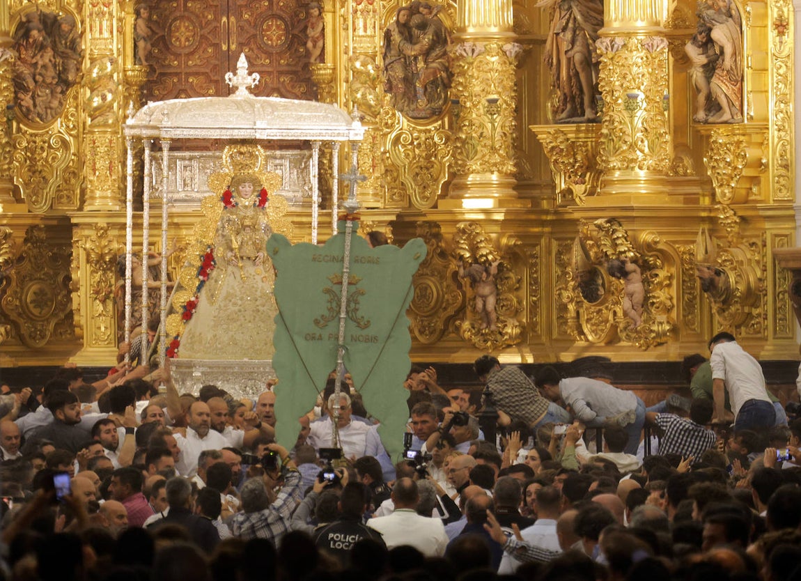 El salto de la reja 2024 y la salida de la Virgen, en imágenes