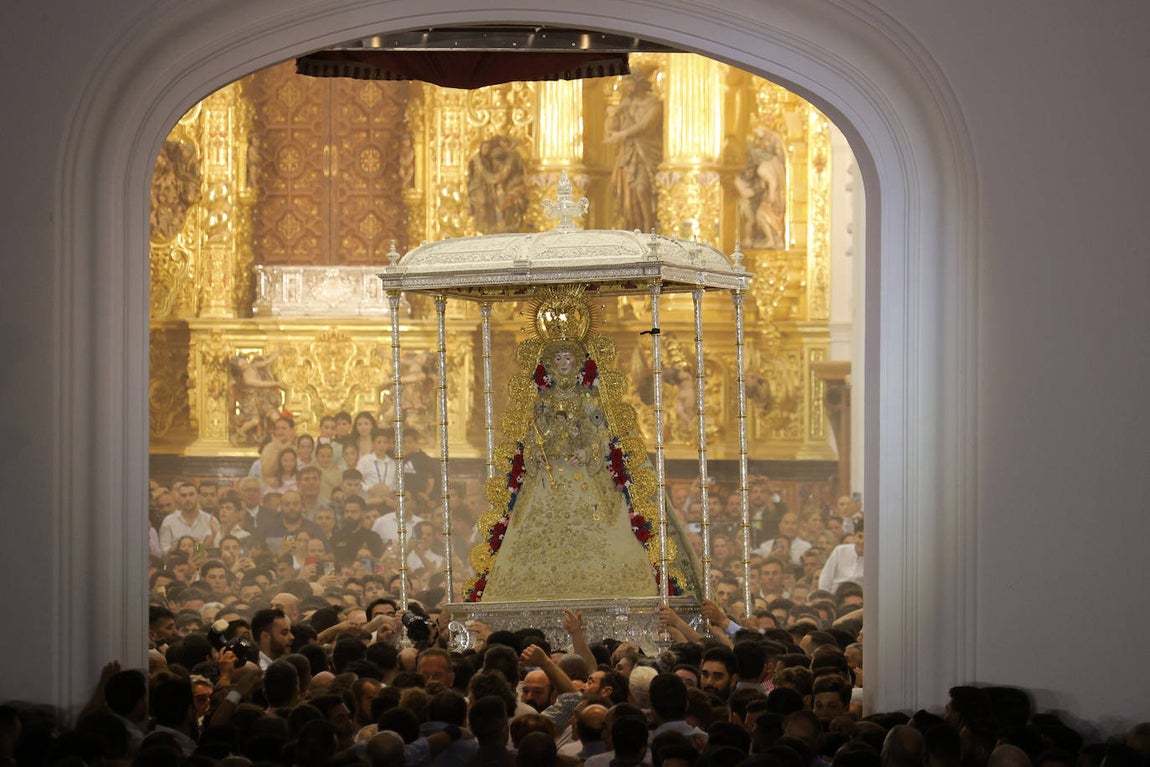 El salto de la reja 2024 y la salida de la Virgen, en imágenes