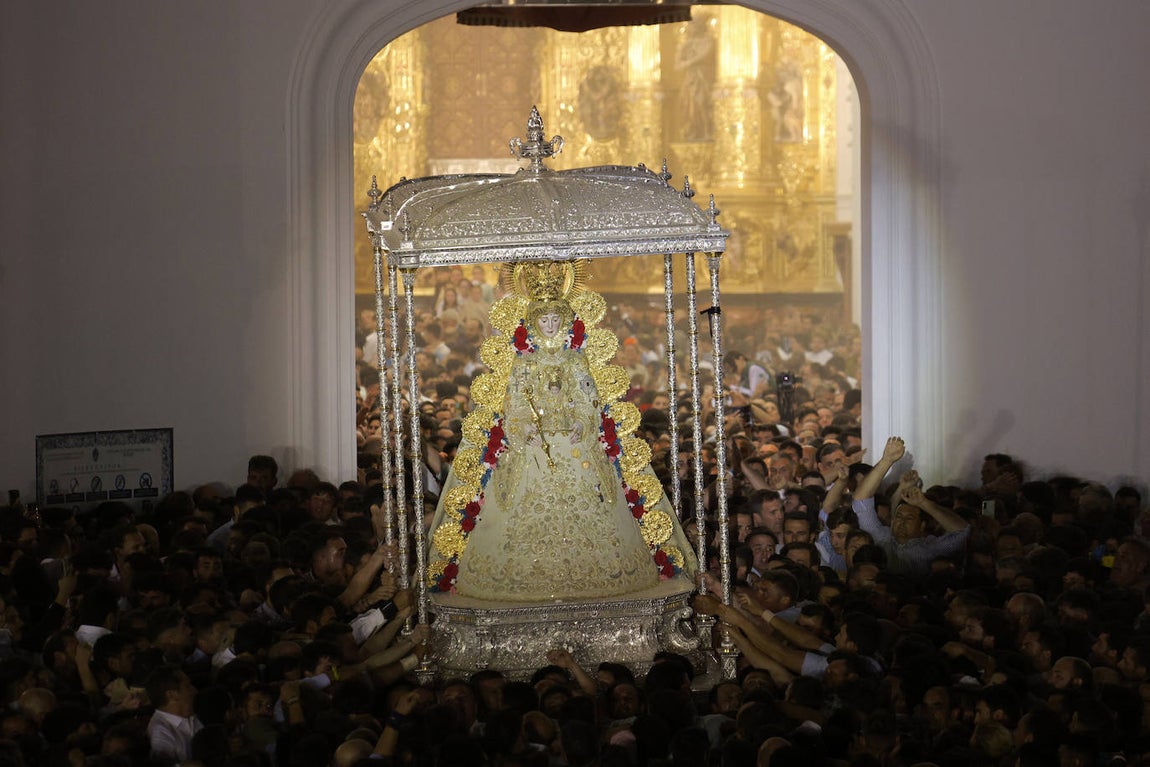 El salto de la reja 2024 y la salida de la Virgen, en imágenes