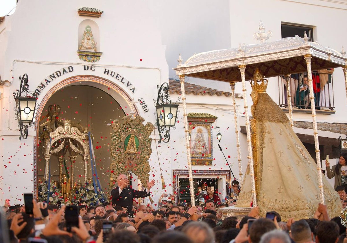 La Virgen del Rocío frente al simpecado de la hermandad de Huelva