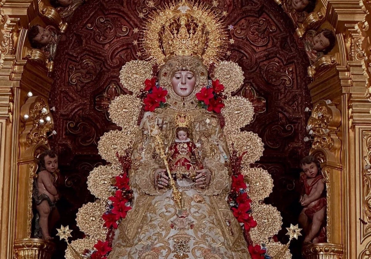 La Virgen del Rocío, vestida para la celebración de la Navidad