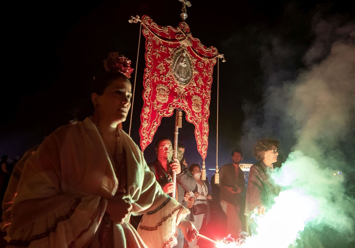 La hermandad de Huevar del Aljarafe durante el rosario de hermandades