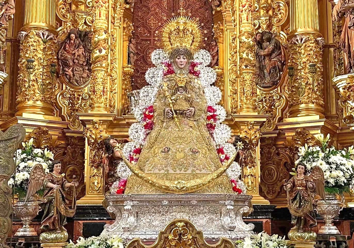 La imagen de la Virgen del Rocío, tras ser bajada del altar