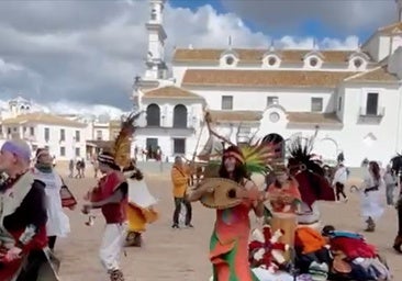 La 'Hermandad del Amazonas' celebra en El Rocío la entrada de la primavera