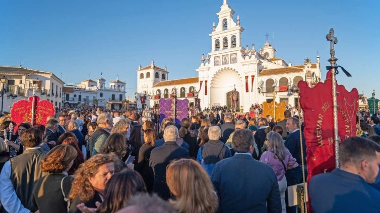 La memoria del papa Francisco protagoniza el rosario jubilar rociero en la aldea almonteña