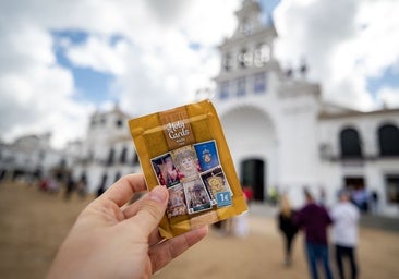 Las HolyCards llegan al Rocío para difundir la romería a ritmo de coleccionable