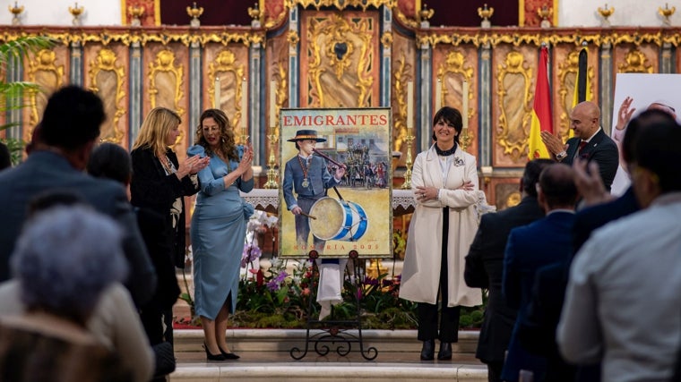 Autoridades junto al cartel de Emigrantes en la catedral de La Merced
