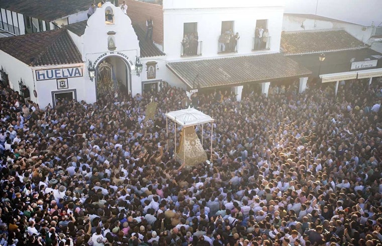 La patrona de Almonte frente a la casa hermandad de Huelva