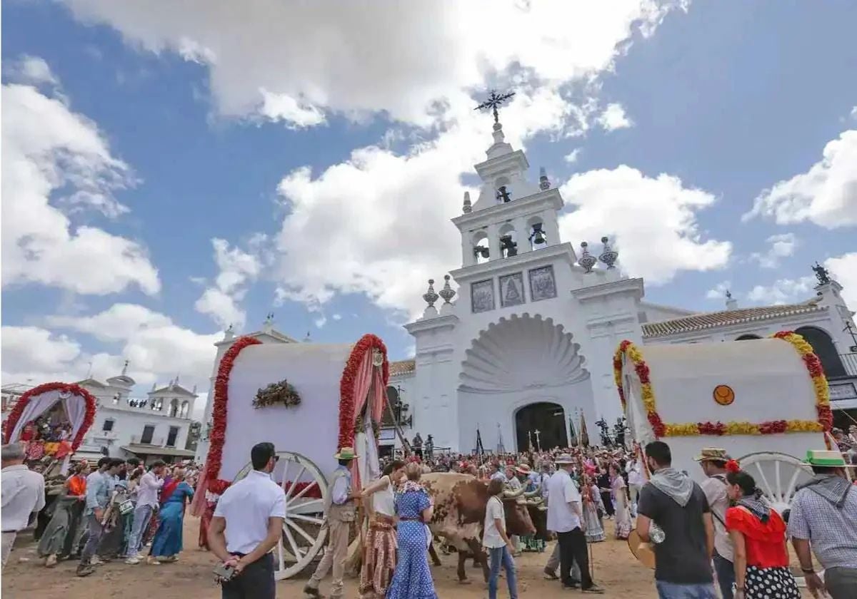 Carruajes junto al santuario de la Virgen del Rocío durante la presentación de hermandades