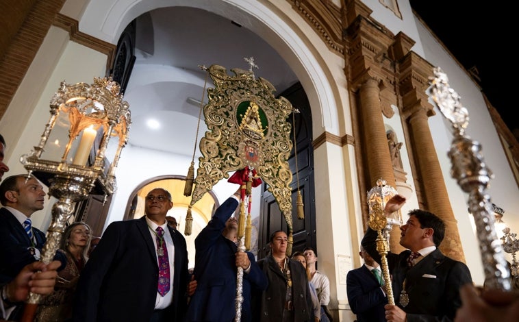 Imagen principal - El hermano mayor gritando unos vivas a las puertas de la Concepcion / Numerosos rocieros acompañaron al Simpecado en su traslado / El coro joven de Huelva cantando a su Simpecado