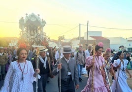 Salida de la Hermandad de Valverde del Camino en su peregrinación a El Rocío en 2024