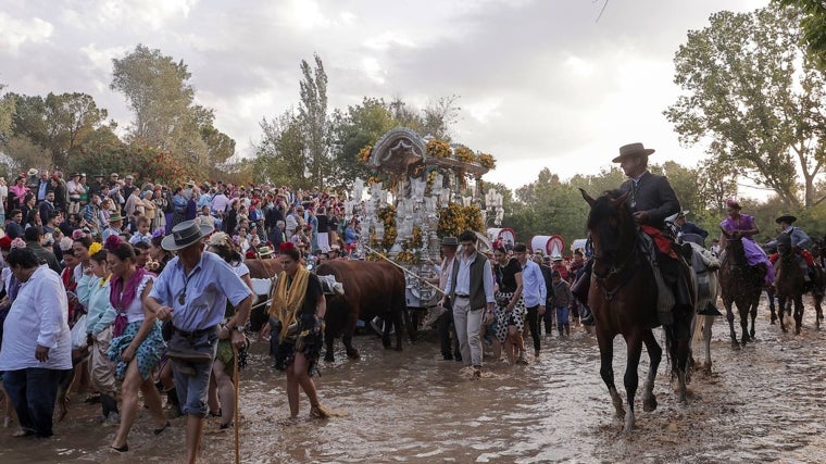 Paso de la hermandad del Rocío de Triana por el vado de Quema