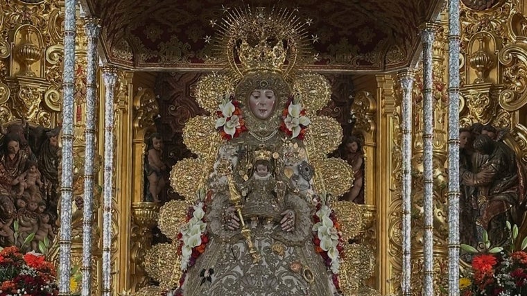 Detalle de la Blanca Paloma con su exorno floral