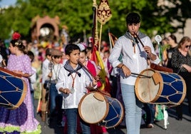 La Hermandad de Emigrantes siembra la semilla rociera en el corazón de los más pequeños