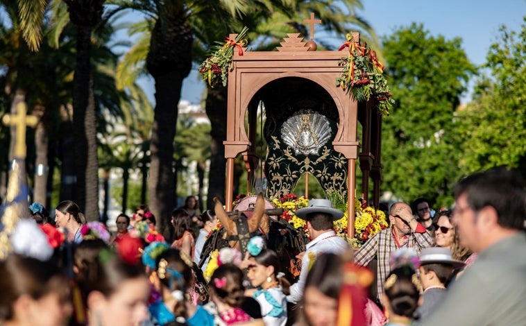 Imagen principal - Instantes del camino de los más pequeños de la hermandad onubense
