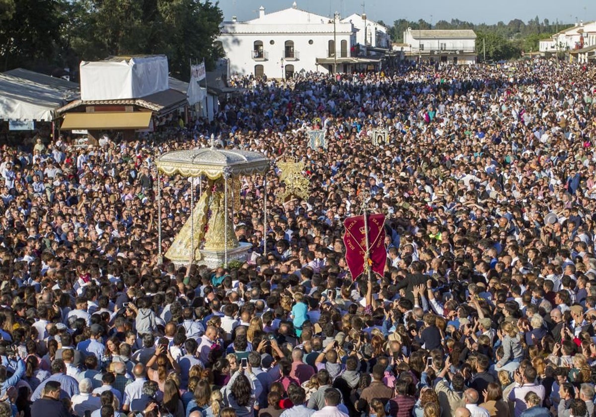 Imagen de archivo de la procesión de la Virgen por El Rocío