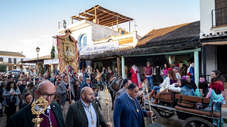 La Hermandad de El Cuervo, por la aldea