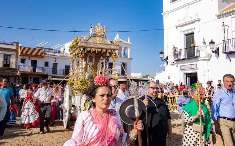 Imagen principal - Las hermandades del Rocío de Salteras y Sevilla