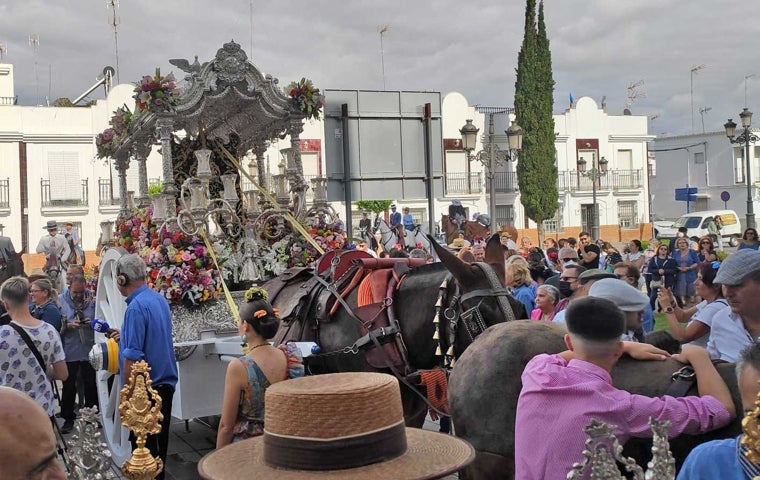 El simpecado isleño momento antes de ponerse en camino