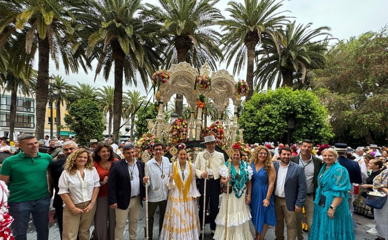 Imagen principal - La primera hermandad de Huelva sale camino del Rocío: Ayamonte avanza con dos hermanos mayores