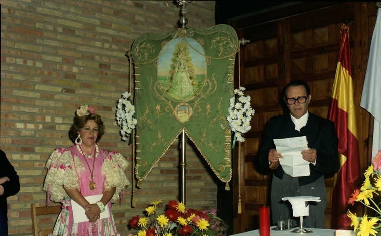 Imagen principal - Carmen Limón, primera mujer al frente de la Hermandad del Rocío de Punta Umbría: «Lo más bonito de mi vida ha sido dar a luz a mis cinco hijos y ser hermana mayor»