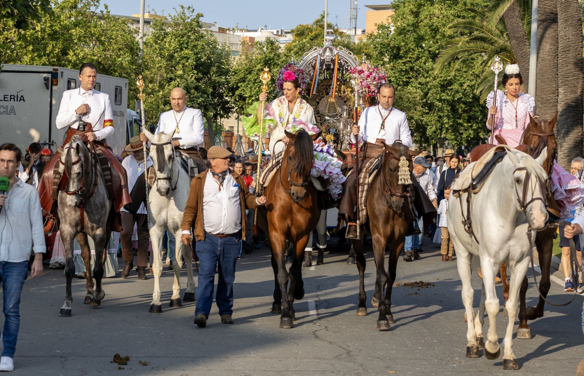 La salida de la Hermandad del Rocío de Emigrantes, en imágenes