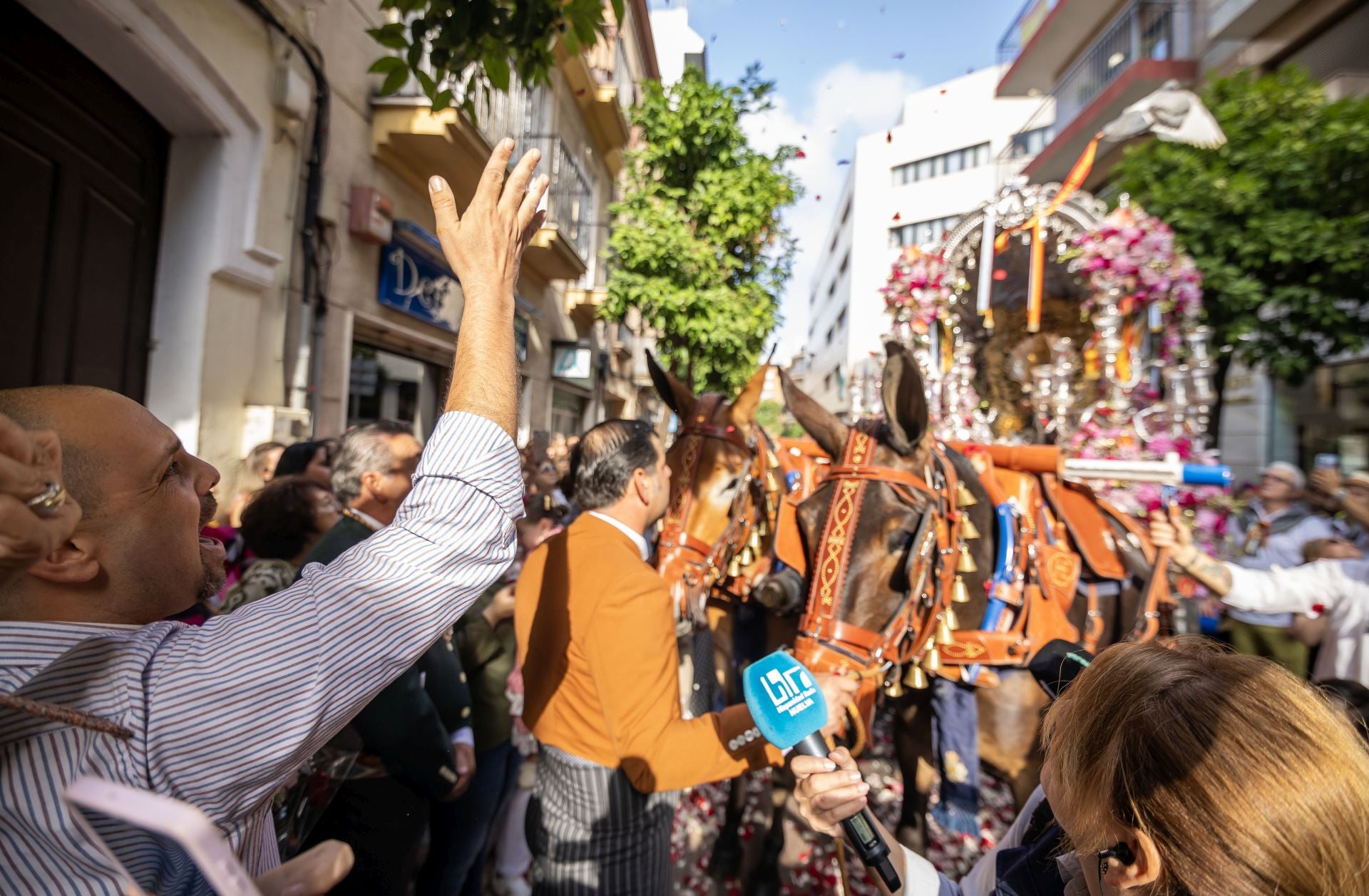 La salida de la Hermandad del Rocío de Emigrantes, en imágenes