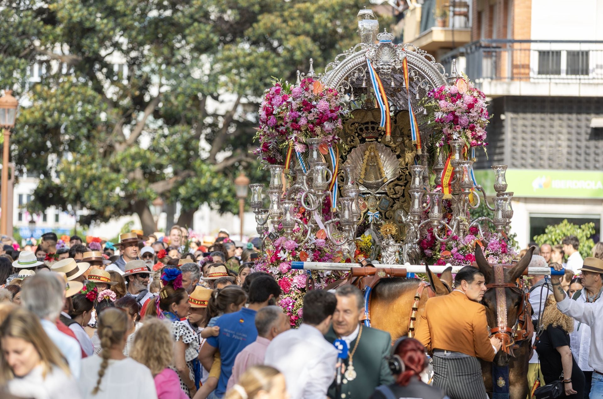 La salida de la Hermandad del Rocío de Emigrantes, en imágenes