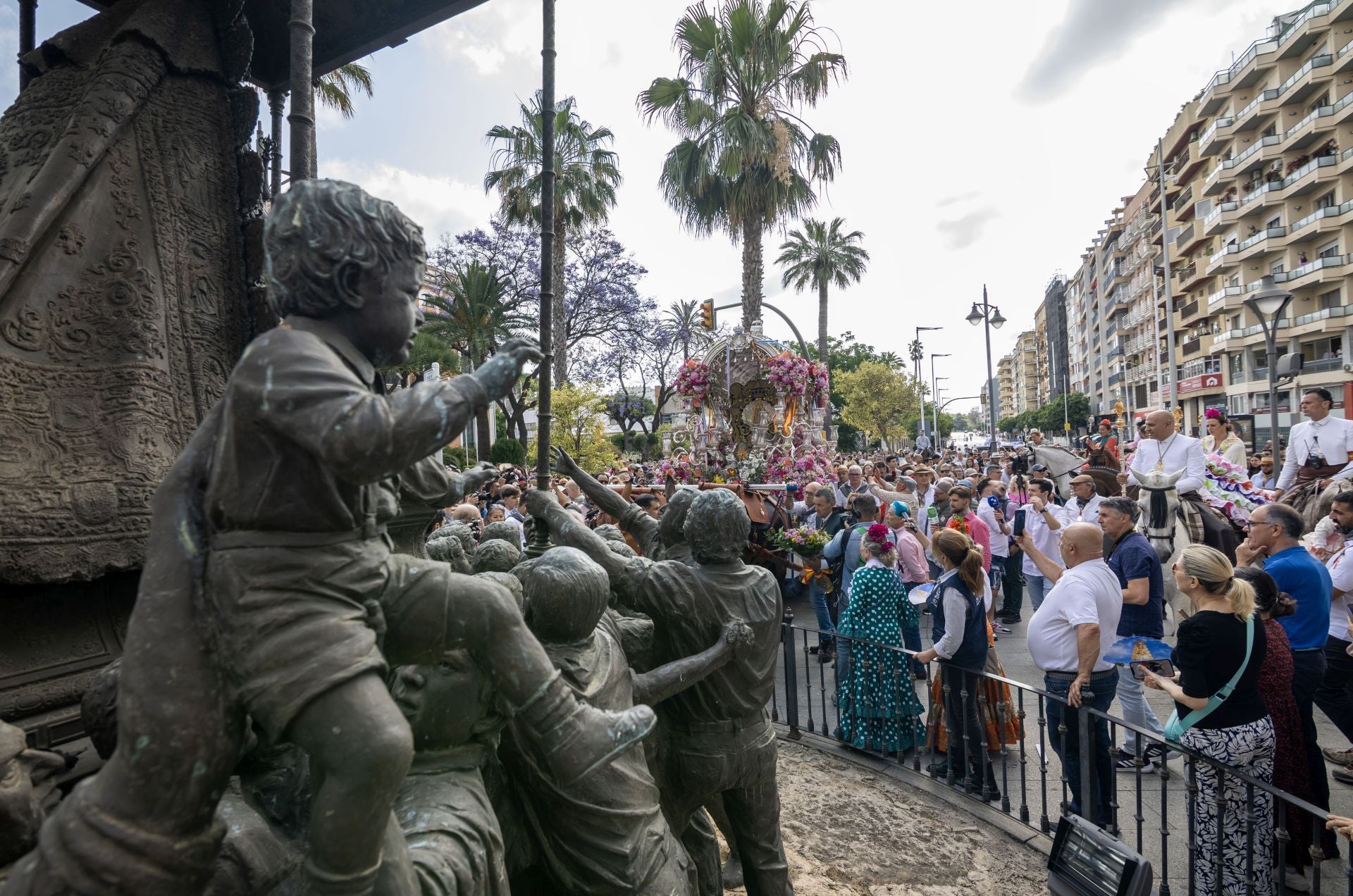 La salida de la Hermandad del Rocío de Emigrantes, en imágenes