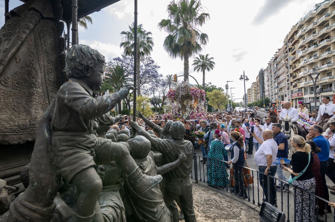 La salida de la Hermandad del Rocío de Emigrantes, en imágenes