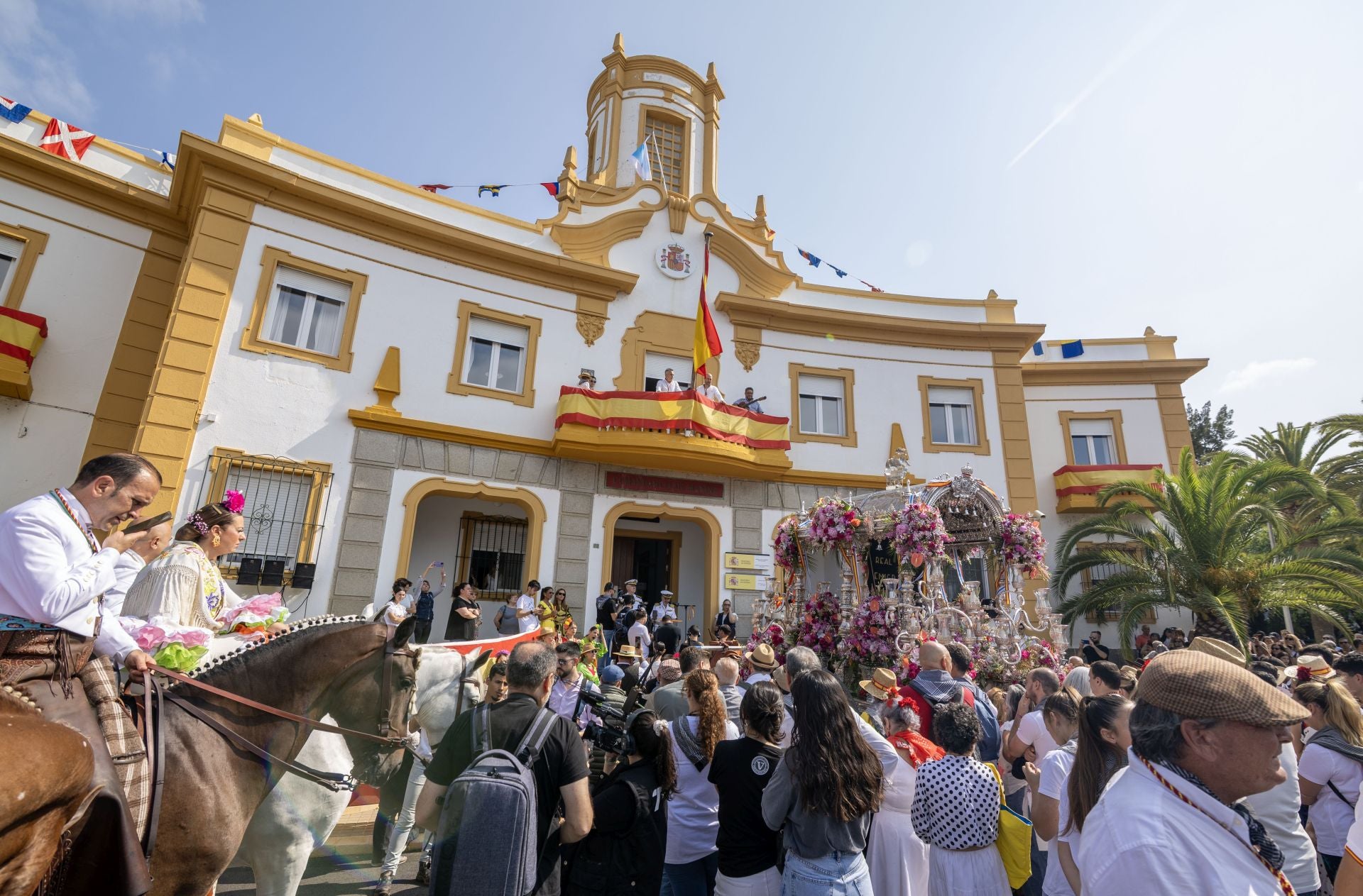 La salida de la Hermandad del Rocío de Emigrantes, en imágenes