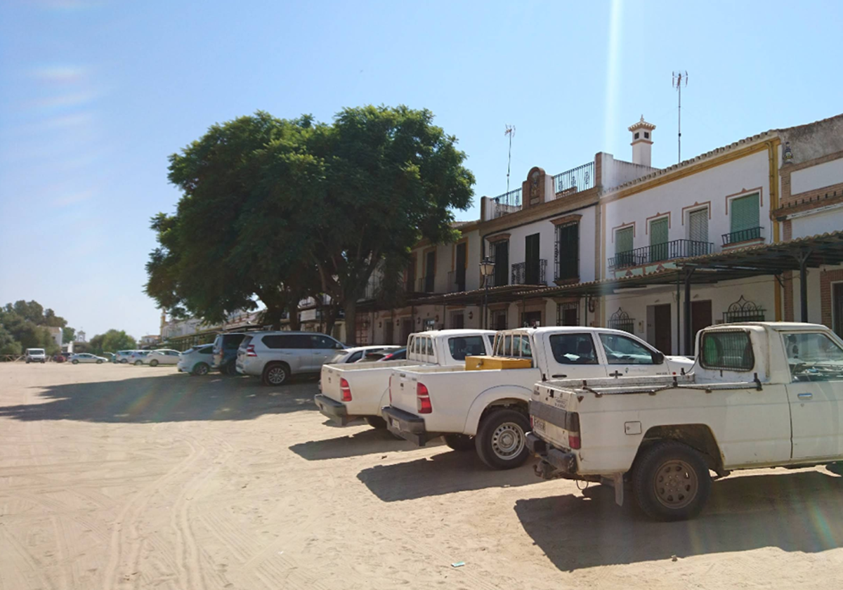 Coches aparcados en una de las calles de la aldea de El Rocío